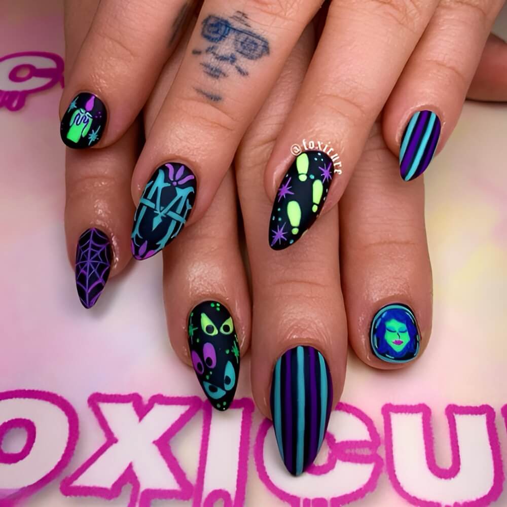 Glow-in-the-dark Halloween nails with spooky neon elements – fun and freaky nail design.