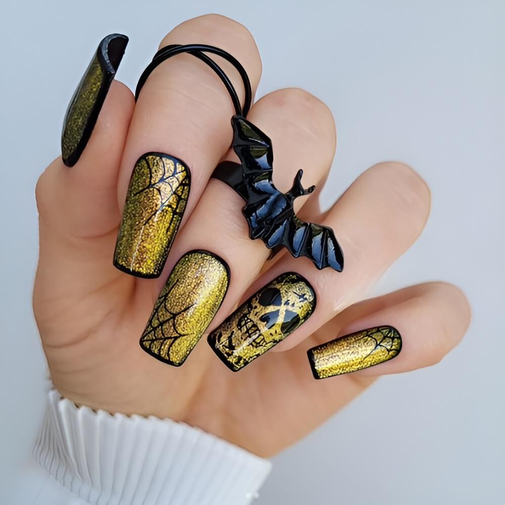 Glamorous gold Halloween nails – sparkly spooky nail design for a chic Halloween manicure.