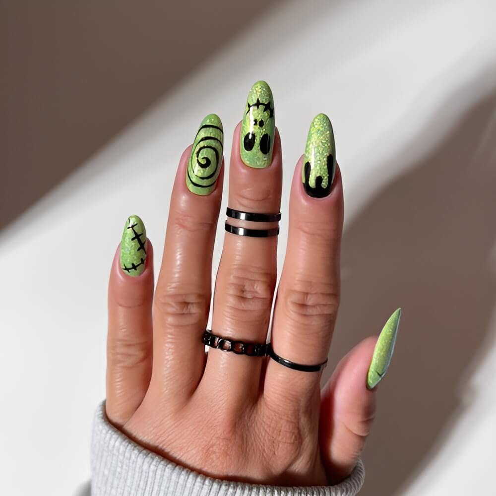Frankenstein Halloween nails in green and black – creepy and cute Halloween nail idea. Beautiful Halloween nails ideas