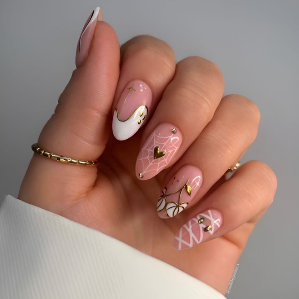 Cute white and gold Halloween nails – soft, classy nail art with spooky charm. Beautiful Halloween nails ideas