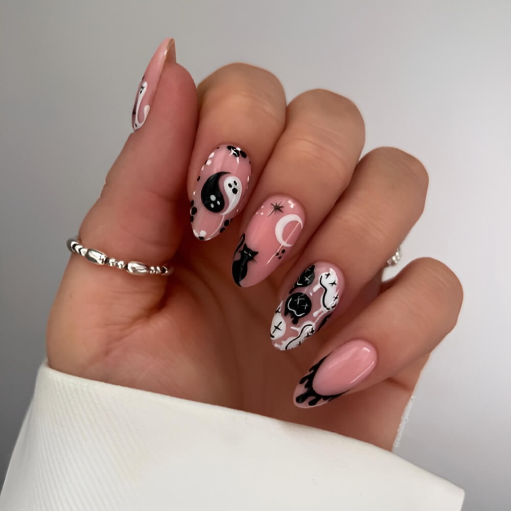 Yin and yang Halloween nails with ghosts – creative and balanced Halloween nail idea. Beautiful Halloween nails ideas