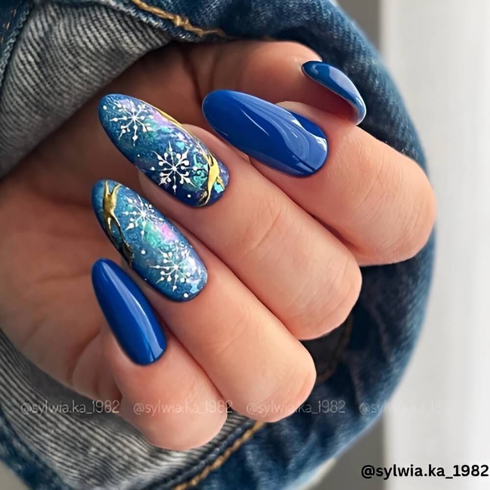 blue-sparkly-snowflakes-christmas-nail-ideas.jpg