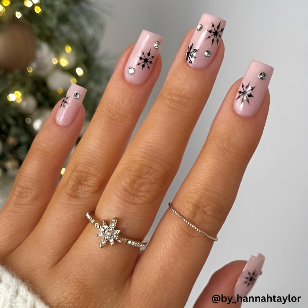 christmas-nails-with-snowflakes.jpg