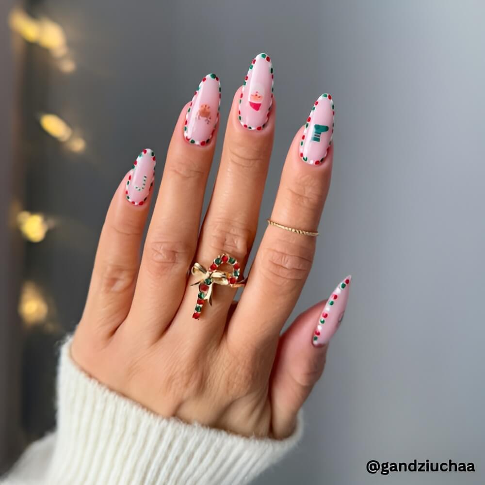 cute-mistletoe-holiday-nails.jpg
