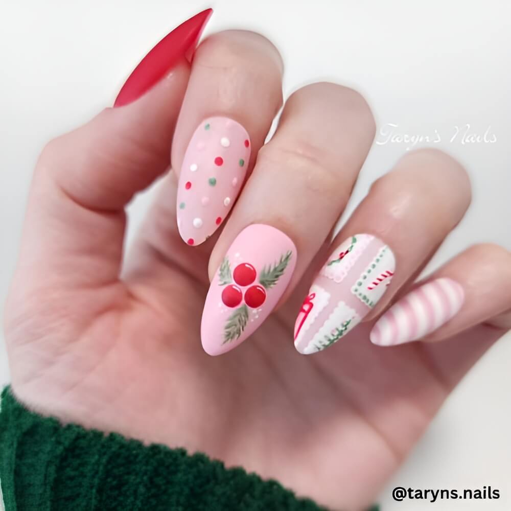 festive-mistletoe-christmas-nails.jpg