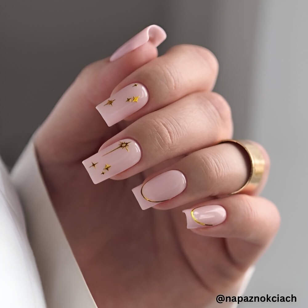 gold-star-simple-christmas-nail-ideas.jpg