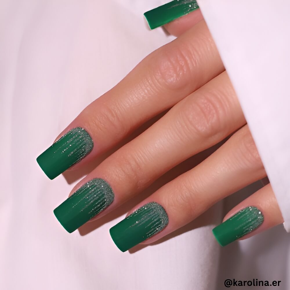 green-glitter-christmas-nail-art.jpg