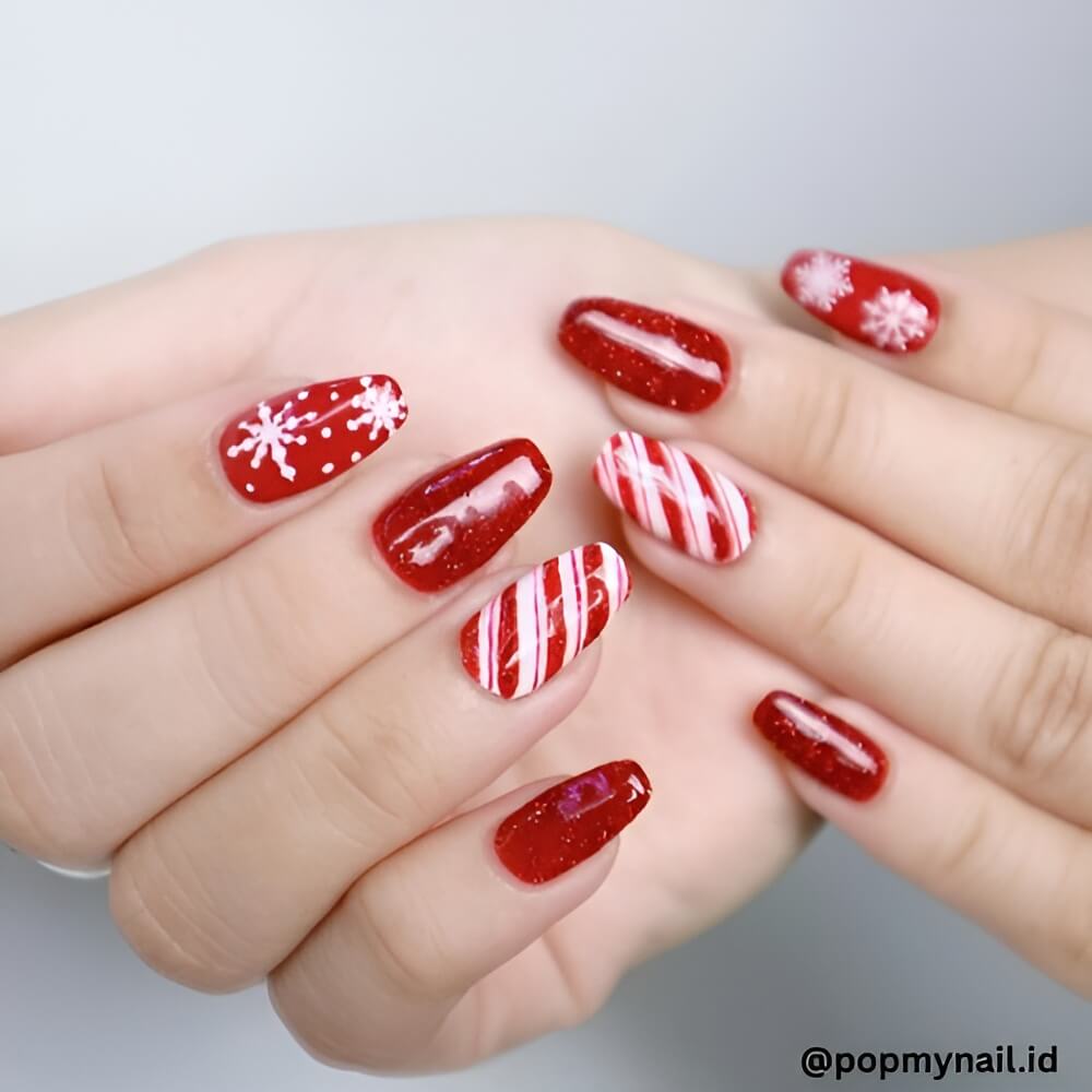 holly-berry-christmas-nails.jpg