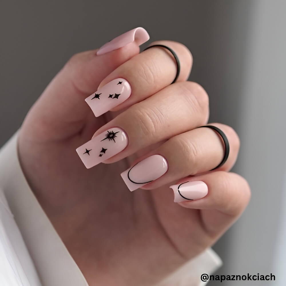 simple-black-stars-christmas-nail-ideas.jpg