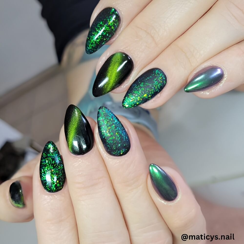 simple-green-sparkly-christmas-nails.jpg