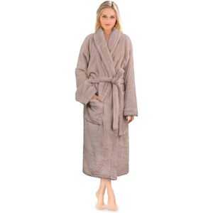 Plush luxury bathrobe – cozy Christmas gift for mom for winter mornings